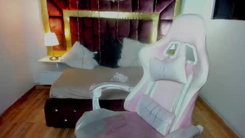 Snapshot of laara_croft chatting on 02.22.25 L A R A online show from 02.22.25
