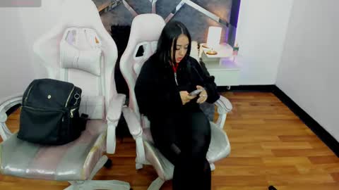 Snapshot of laara_croft chatting on 03.04.25 L A R A online show from 03.04.25