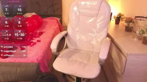  L A R A   online show from 11.08.25