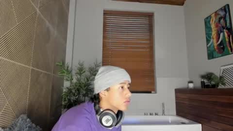 Snapshot of labrinthteasing chatting on 12.22.25 labrinthteasing online show from 12.22.25