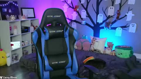 Lacey Bloom online show from 11.04.25