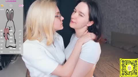 Violet and Isabel online show from 06.10.26