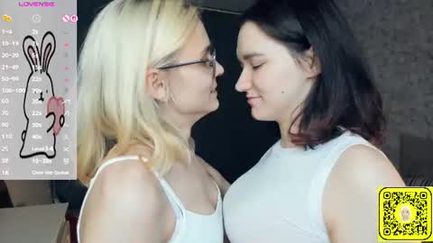 Violet and Isabel online show from 06.18.26