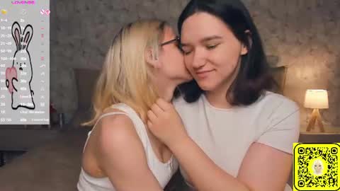 Snapshot of lacyedison chatting on 06.20.26 Violet and Isabel online show from 06.20.26