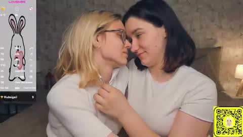 Snapshot of lacyedison chatting on 06.21.26 Violet and Isabel online show from 06.21.26