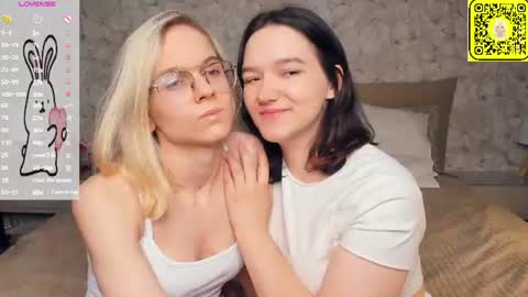 Snapshot of lacyedison chatting on 06.25.26 Violet and Isabel online show from 06.25.26