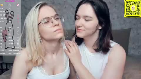 Snapshot of lacyedison chatting on 06.28.26 Violet and Isabel online show from 06.28.26