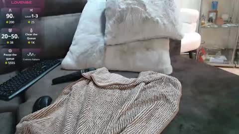 Snapshot of ladii_mia chatting on 09.16.25 Mia online show from 09.16.25