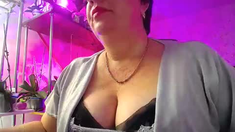 Snapshot of lady_gloria chatting on 12.15.24 Lady Gloria online show from 12.15.24