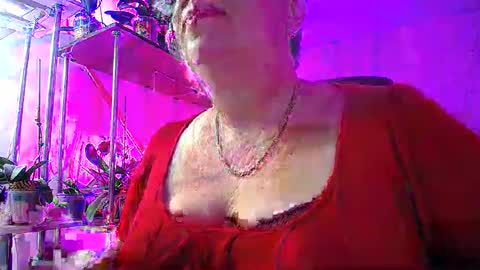 Snapshot of lady_gloria chatting on 01.28.25 Lady Gloria online show from 01.28.25