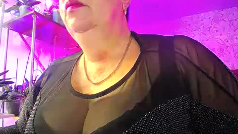 Snapshot of lady_gloria chatting on 10.26.25 Lady Gloria online show from 10.26.25