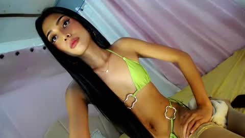 Snapshot of lahermosa_manika69 chatting on 10.11.25 MANIKA online show from 10.11.25