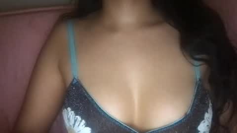 Snapshot of lailayousef chatting on 01.05.25 Laila Yousef online show from 01.05.25