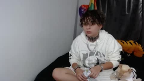 Snapshot of lannie_gonzales chatting on 01.01.25 LANNIE online show from 01.01.25