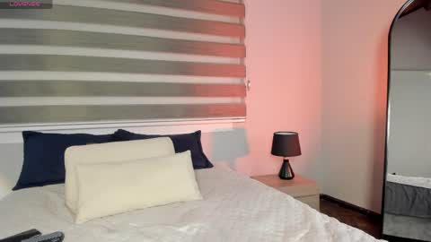 lara_reynolds_ online show from 04.18.26