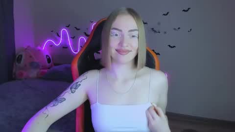 LaraKrein lk online show from 10.28.25