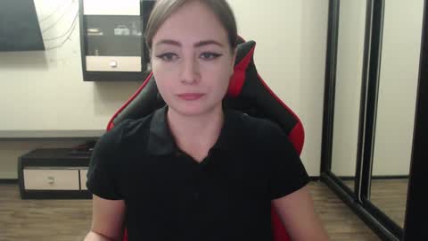 Snapshot of laralianna chatting on 01.12.25 Laralianna online show from 01.12.25