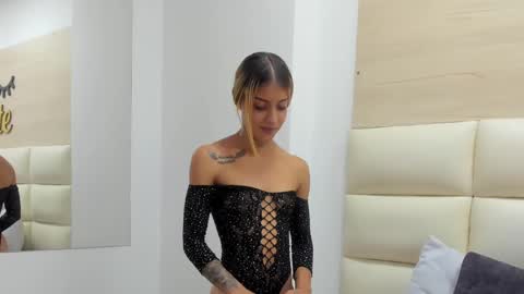 Snapshot of laramoon_ chatting on 02.22.25 LARA online show from 02.22.25