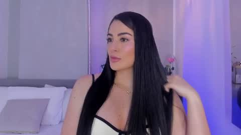 Snapshot of laravillalobos chatting on 06.15.26 Laura online show from 06.15.26