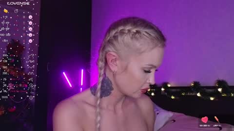 Snapshot of larine_morgan chatting on 12.30.24 LarineGMT7  UTC6  online show from 12.30.24
