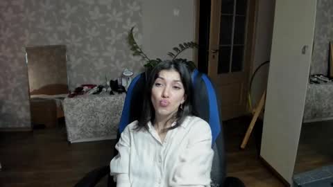 Snapshot of larisadevries chatting on 10.08.25 Larisa online show from 10.08.25