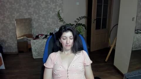 Snapshot of larisadevries chatting on 10.11.25 Larisa online show from 10.11.25