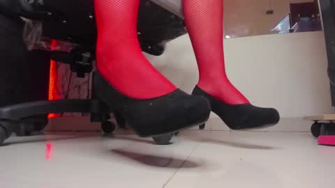 Snapshot of larissa01_ chatting on 02.09.25 Lari online show from 02.09.25