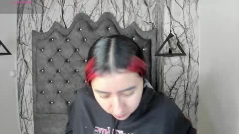 Snapshot of larissa01_ chatting on 02.25.25 Lari online show from 02.25.25