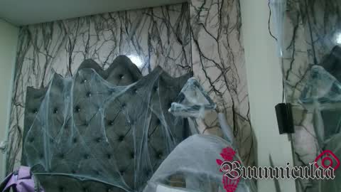 Snapshot of larissa01_ chatting on 10.16.25 Lari online show from 10.16.25