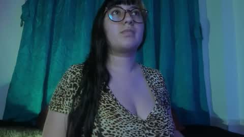 Snapshot of larissa01_ chatting on 12.15.25 Lari online show from 12.15.25