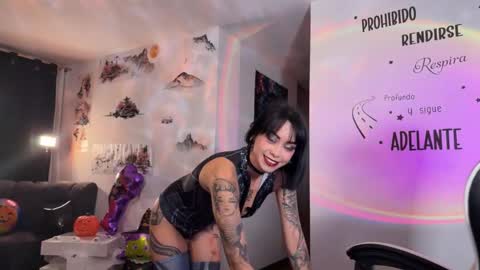 Snapshot of larissa_baker chatting on 10.11.25 isa 3 online show from 10.11.25