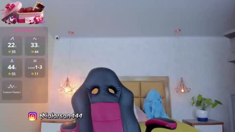 Snapshot of larsonmia chatting on 02.26.25  MIA  online show from 02.26.25