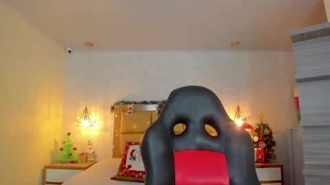 Snapshot of larsonmia chatting on 12.20.25 MIA online show from 12.20.25