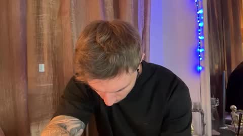 Snapshot of larsskeet chatting on 11.25.25 larsskeet online show from 11.25.25