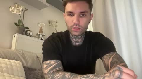 Snapshot of larsskeet chatting on 12.18.25 larsskeet online show from 12.18.25