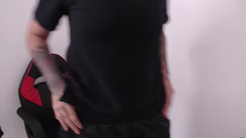 Snapshot of latinaleksa chatting on 10.20.25 Alex online show from 10.20.25