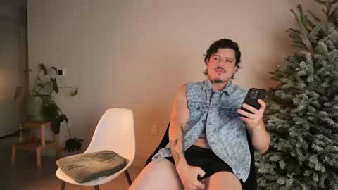 Snapshot of latineat chatting on 11.23.25 beltran online show from 11.23.25