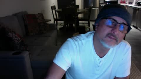 QS - INDEPENDENT MODEL online show from 12.17.24