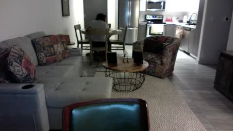 QS - INDEPENDENT MODEL online show from 02.05.25