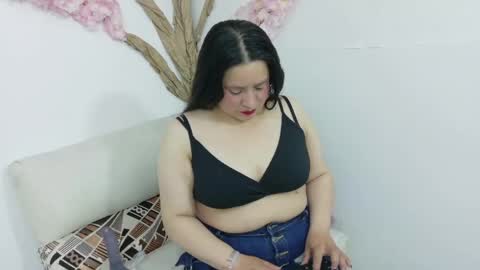 Snapshot of laura__castillo_ chatting on 05.25.26 online show from 05.25.26