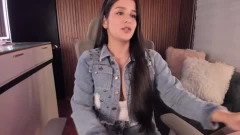 Snapshot of laura__cruz chatting on 06.20.26 laura cruz online show from 06.20.26