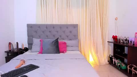 Snapshot of laura__martiinez chatting on 05.18.26 online show from 05.18.26