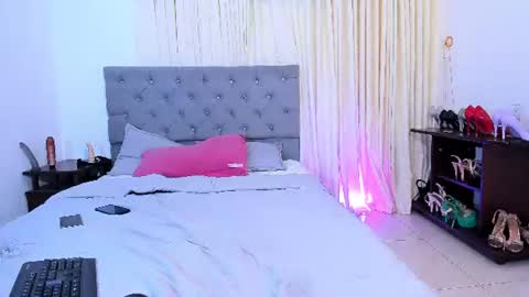 Snapshot of laura__martiinez chatting on 06.10.26 online show from 06.10.26