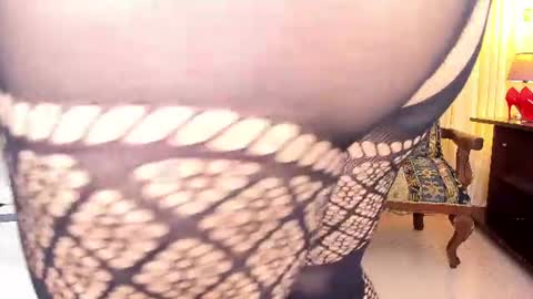 Snapshot of laura__martiinez chatting on 07.27.26 online show from 07.27.26