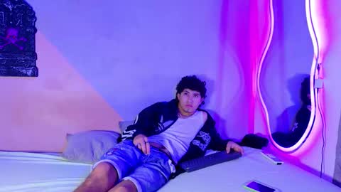 Snapshot of laura_and_kevin chatting on 10.04.25 laura_and_kevin online show from 10.04.25