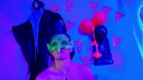 Snapshot of laura_and_kevin chatting on 10.05.25 laura_and_kevin online show from 10.05.25