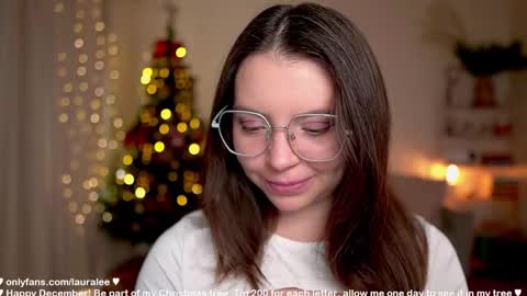 Snapshot of laura_lee chatting on 12.22.25 Laura Lee. online show from 12.22.25