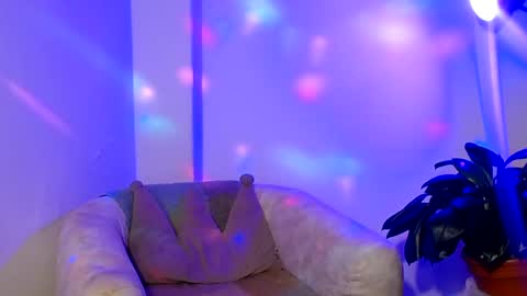 laura_pink01 online show from 02.05.25