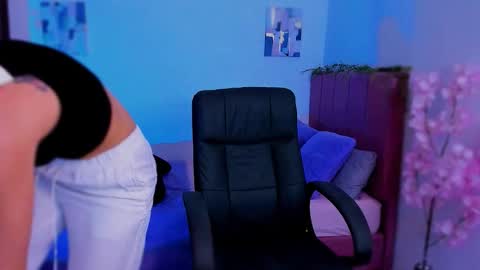 Laura Rose online show from 12.05.25