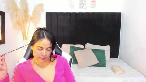 Snapshot of laura_soe chatting on 06.19.26 LAURA SOE online show from 06.19.26